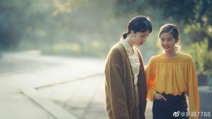 孙莉晒多多与妹妹甜美合照 多多短发造型吸睛