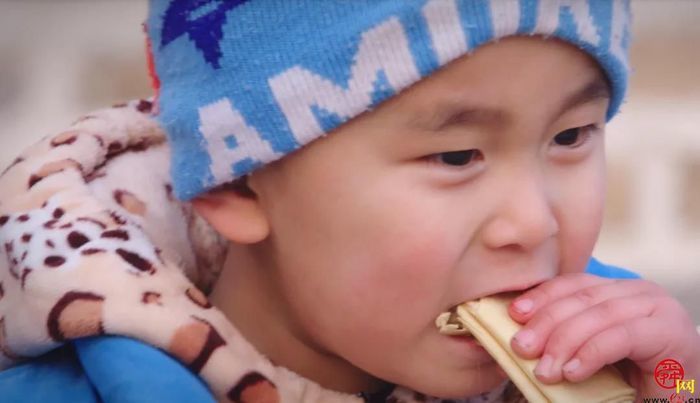 泉水人家有一“煎饼侠”，百十岁了依然嘎嘣脆，听说还有了新绝活…