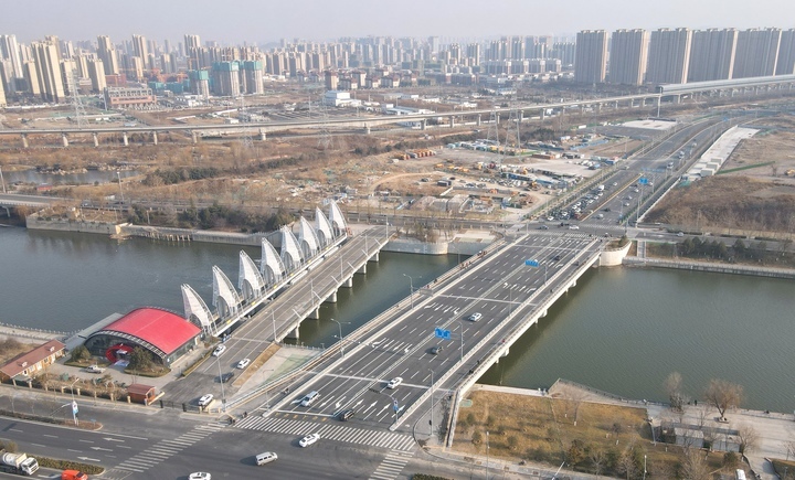 奥体西路北延跨小清河桥实现通车