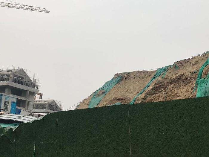 【啄木鸟在行动】历城区凤凰南路凤育路附近渣土覆盖不全