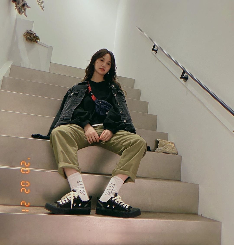 杨丞琳晒穿搭潮范十足 披黑色外套超有型