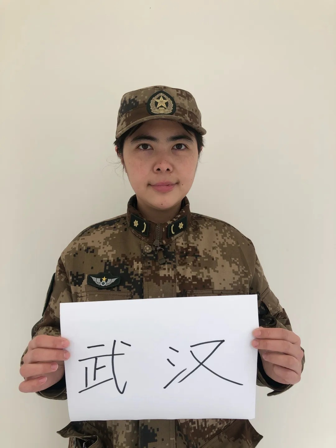 隔空照丨那个不让记者播自己姓名的90后，和妈妈同框啦！