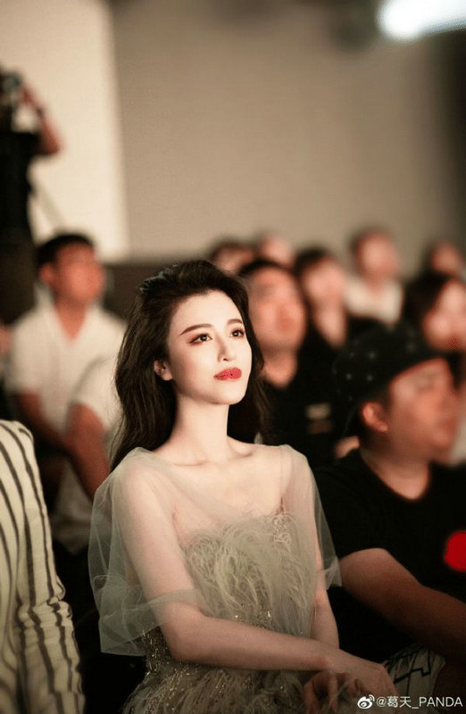 宛如仙女下凡！葛天出席时尚活动，女神级颜值惊艳全场