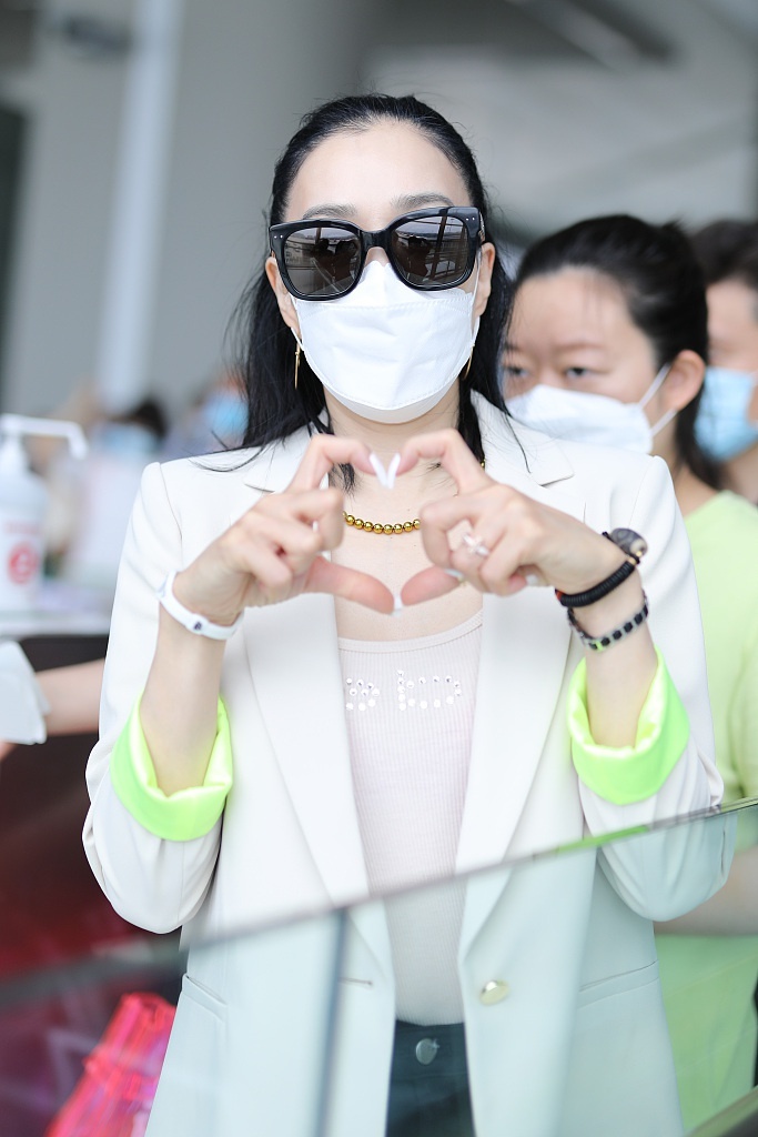 魔性十足!钟丽缇机场教大叔跳无价之姐 这舞蹈太上头了