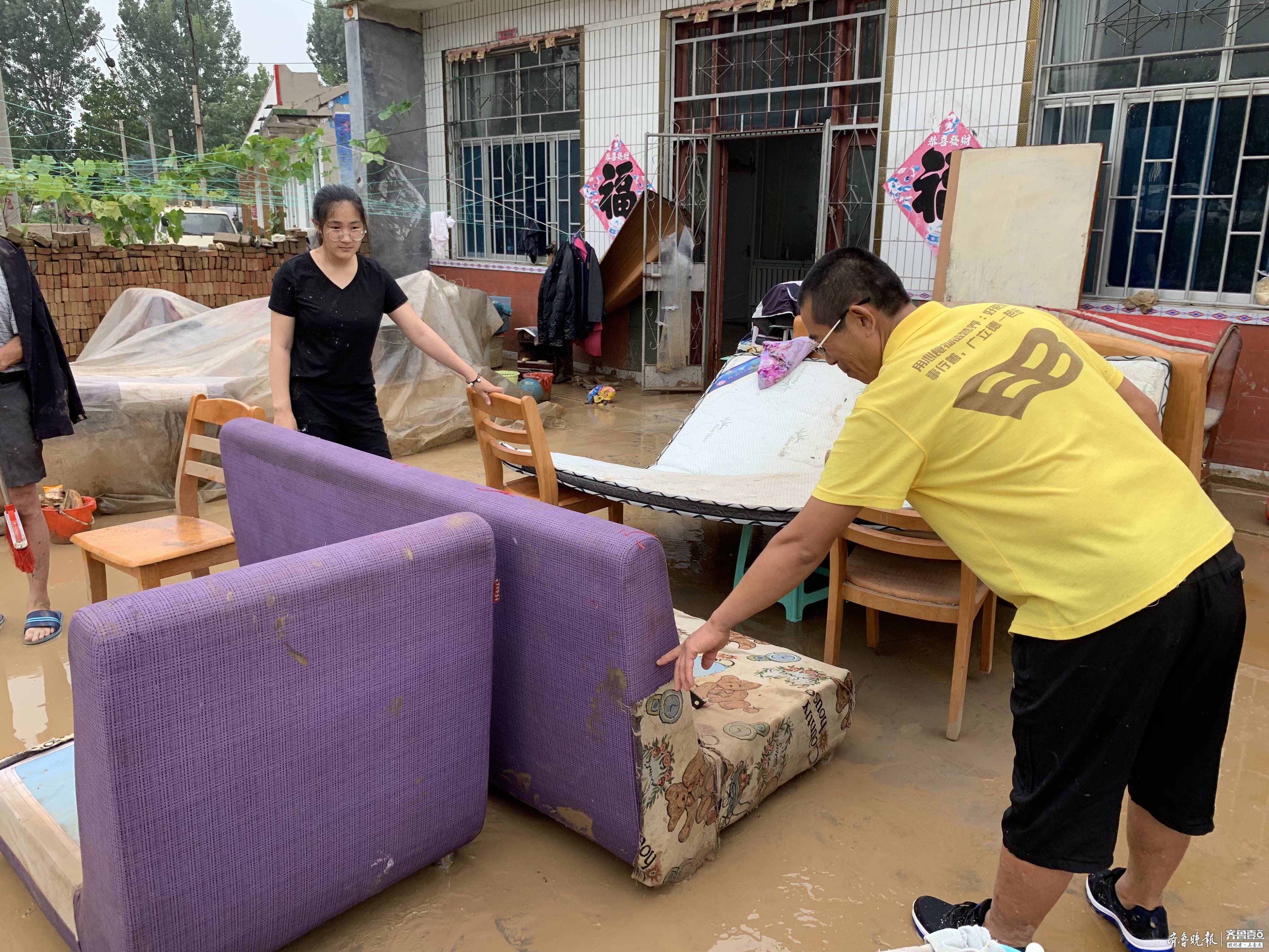 记者实地探访寿光营里镇：积水逐渐退去，有村民开始回家整理物品