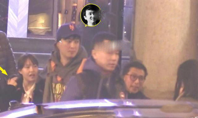 王思聪被“限制消费”后，搂美女吃高级餐厅，坐豪车一起回家