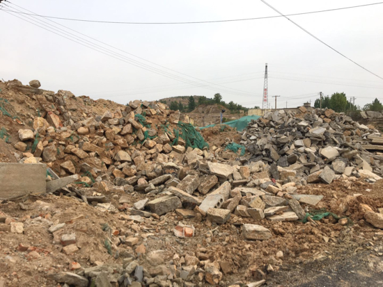 啄木鸟在行动：平阴彭庄村与220国道交叉口渣土裸露未覆盖 影响环境卫生