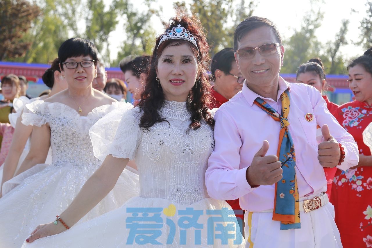 爱满重阳，情暖夕阳!11对老年人在华山湖畔举行纪念婚礼