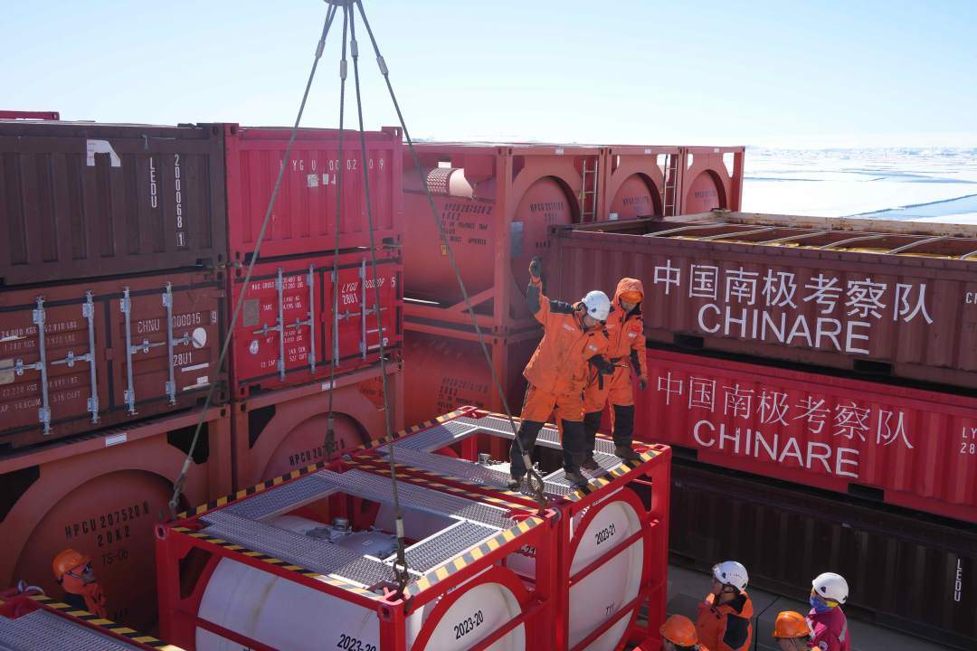 “雪龙”号抵达南极中山站