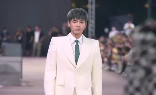 奚梦瑶产后首次公开亮相|LV大秀明星生图:奚梦瑶产后首次公开亮相脸浮肿,热巴显老朱一龙瘦成竿