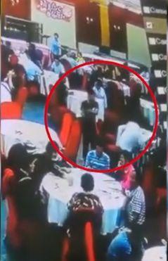 男子持刀闯入茶楼砍人，几分钟后被抬出！事情发展得太快…