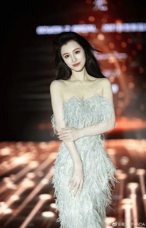 宛如仙女下凡！葛天出席时尚活动，女神级颜值惊艳全场