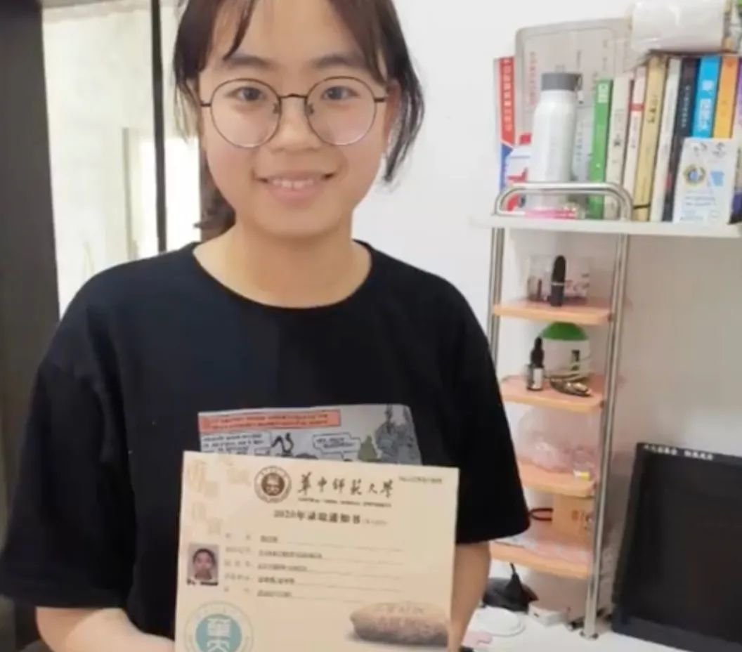 开学季，一大波超暖高校横幅刷屏：这次回来，我想你陪我久一点