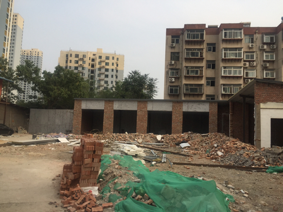 【啄木鸟在行动】解放东路茂陵山路交汇处有建筑垃圾覆盖不全