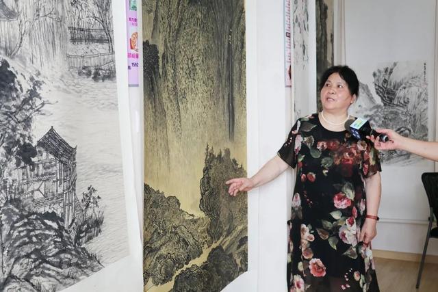 活到老、学到老！70岁阿婆拿到中国美院书画双学位