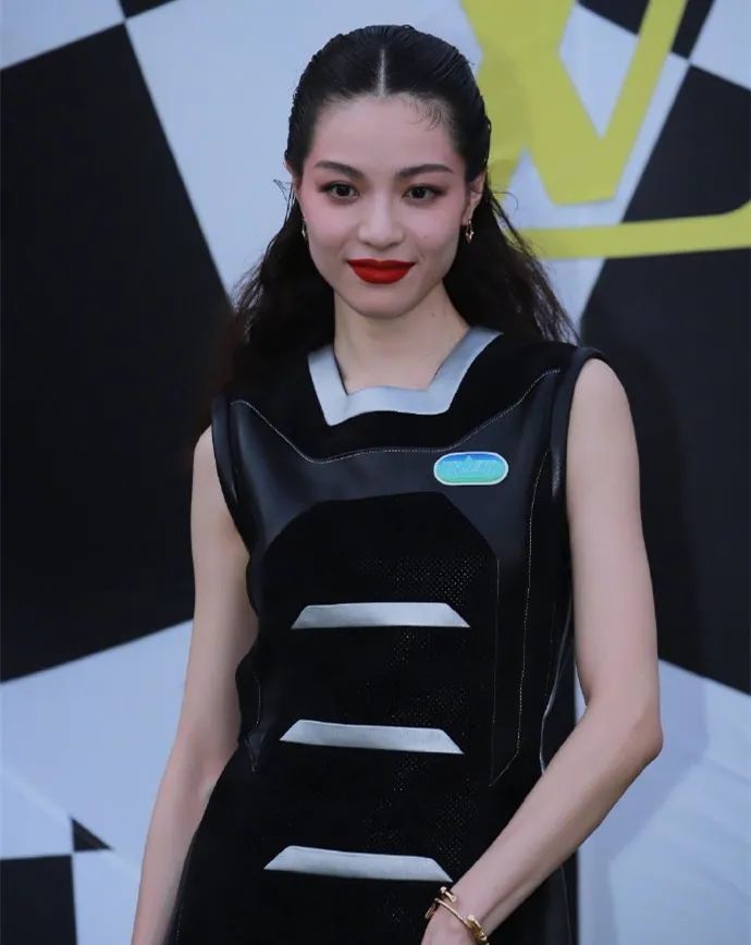 奚梦瑶产后首次公开亮相|LV大秀明星生图:奚梦瑶产后首次公开亮相脸浮肿,热巴显老朱一龙瘦成竿