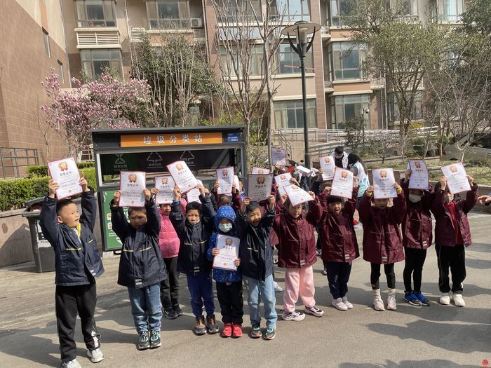 清扫卫生树新风  山大辅仁学校小小志愿者走进社区开展学雷锋活动