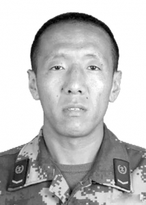 消防员抢险不幸牺牲 他头灯的光一闪一闪消失在洪水中