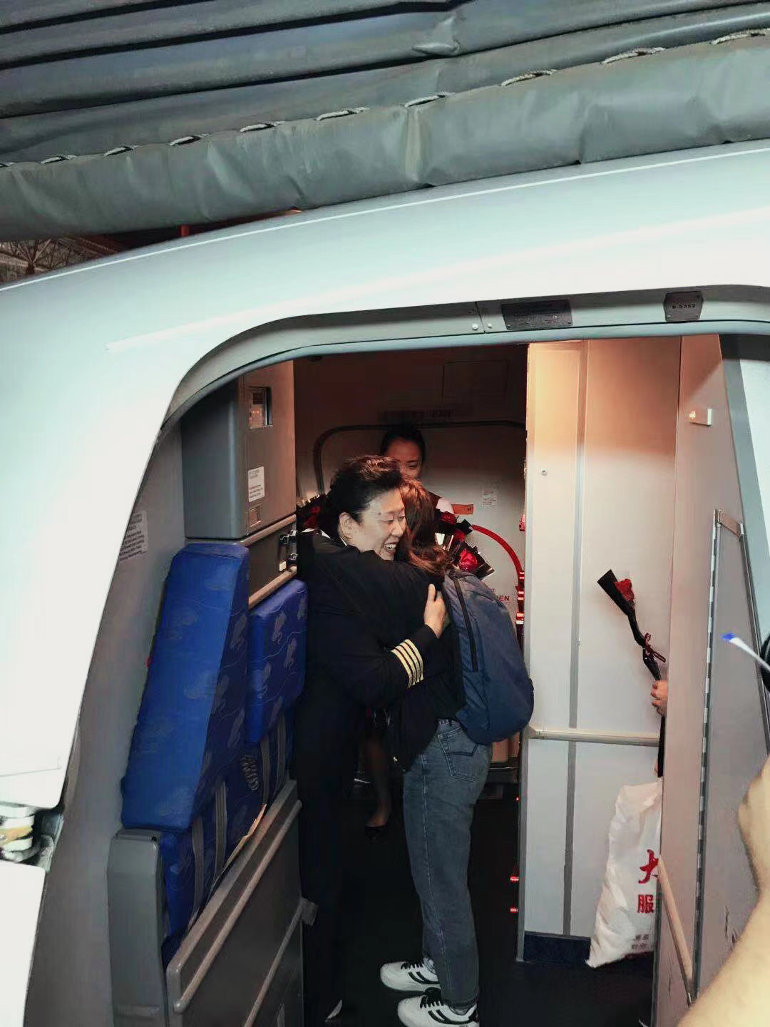 山航首位女机长最后一飞 37载飞行生涯完美落幕