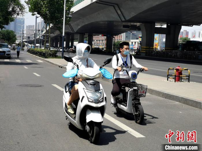 山东各地24小时连发60条高温预警 内陆沿海最高温差超17℃