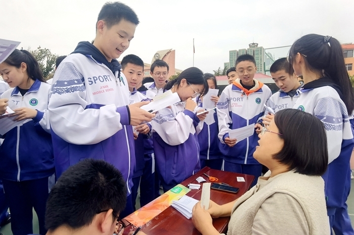 济南中学“人生模拟场”生涯体验日，学生“遇见”未来