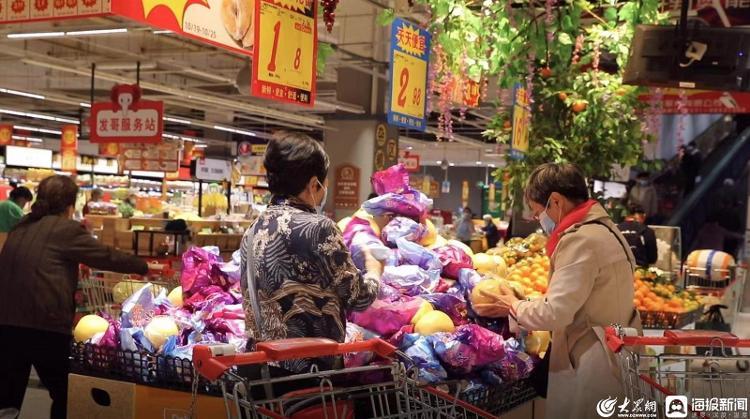 六块钱就能买一整个！济南市场红柚价格较往年降价近半