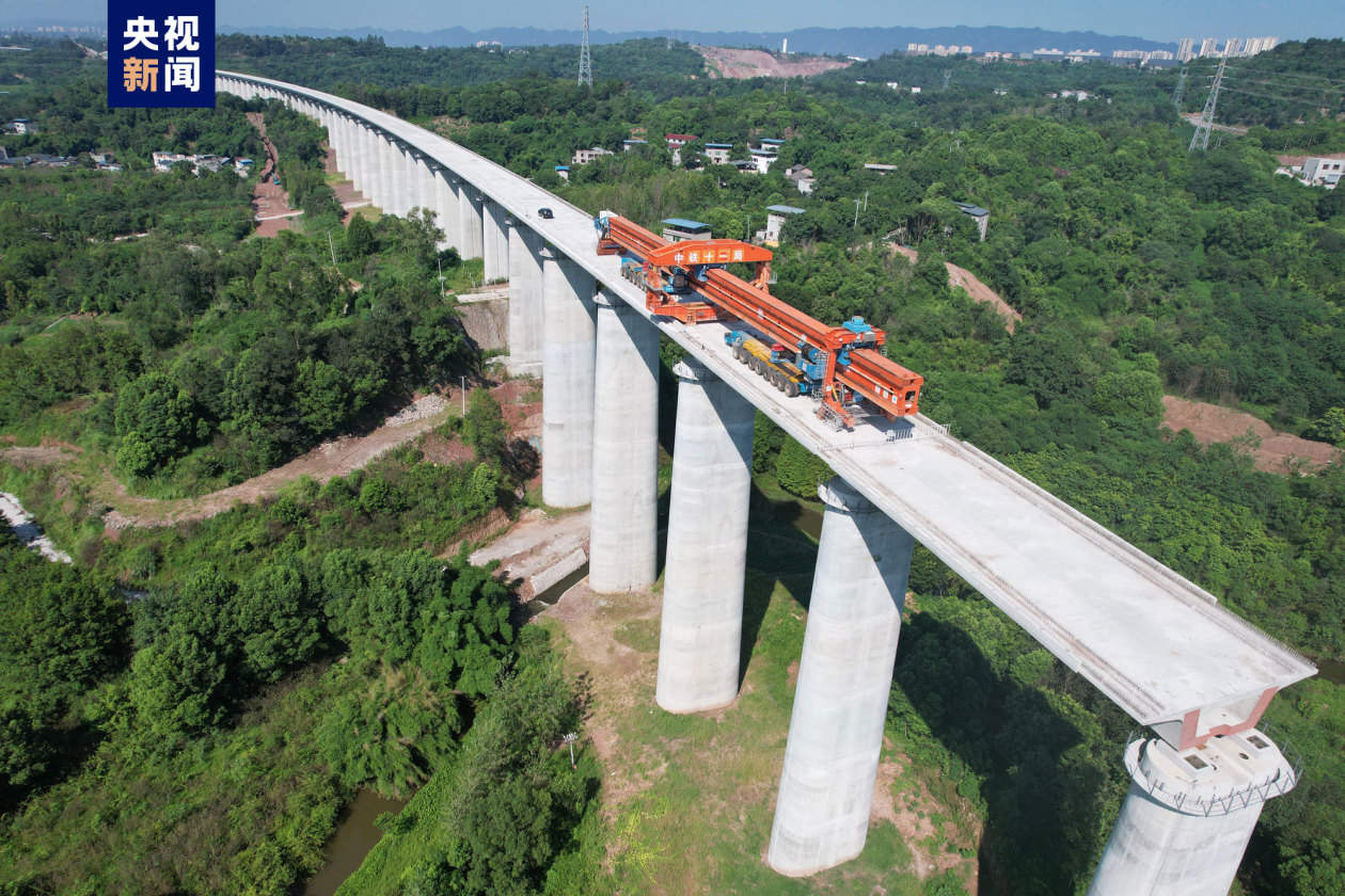 全长近4000米 渝昆高铁川渝段最长桥梁连续梁顺利合龙