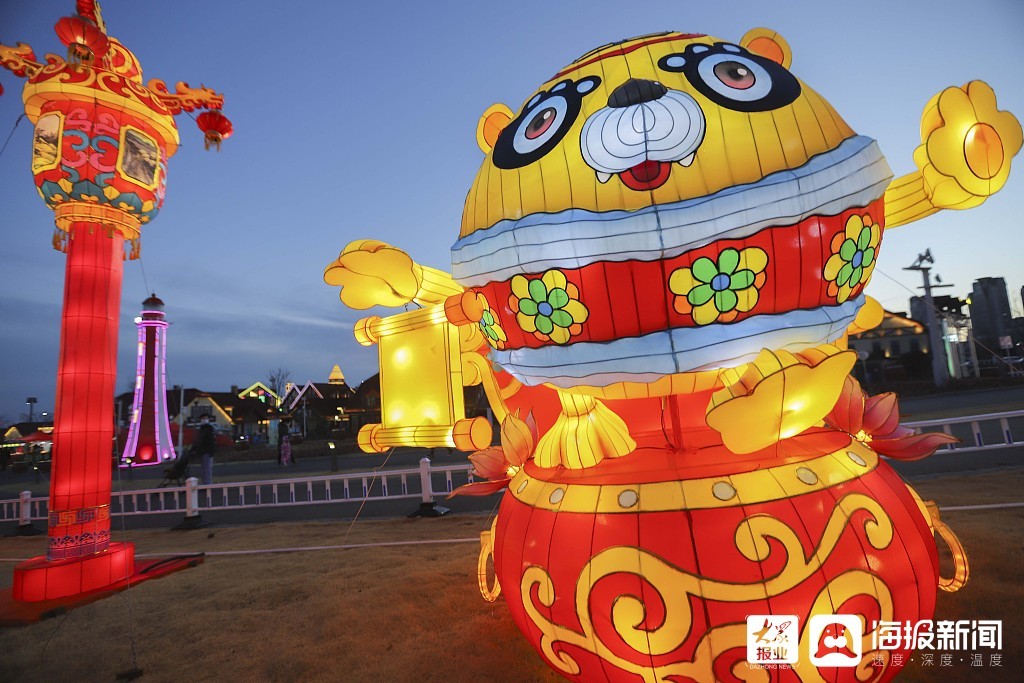 青岛：迎春花灯美轮美奂 市民观赏其乐陶陶