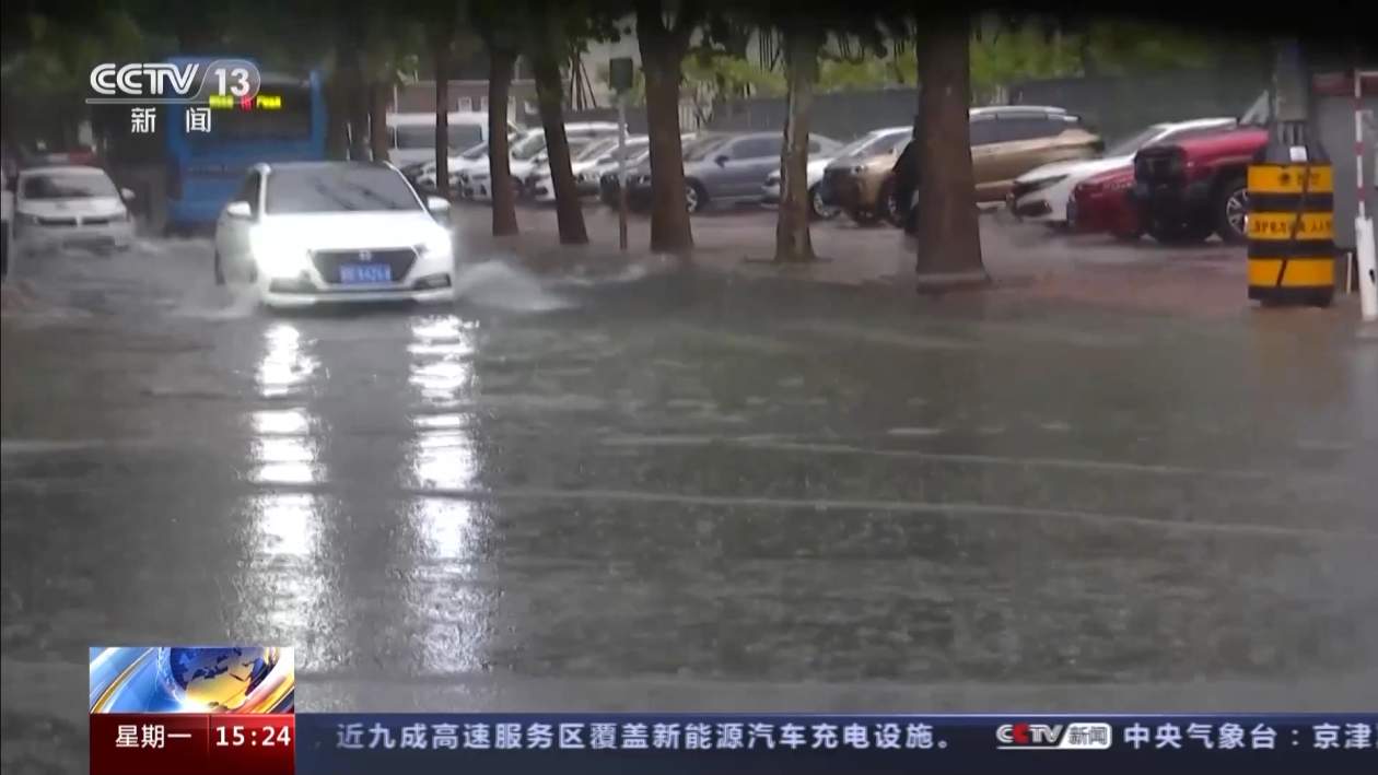 @驾驶人 警惕雨天路滑 保证行车安全这几点要注意