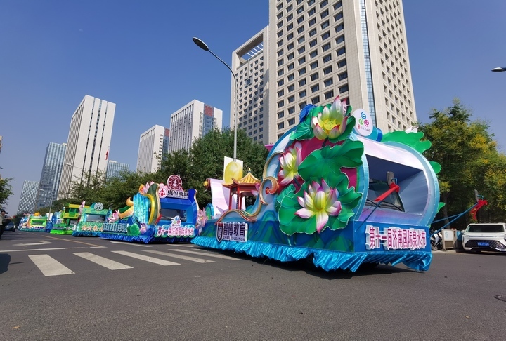 花车巡游上演首秀 “流动的风景线”谱写泉水乐章