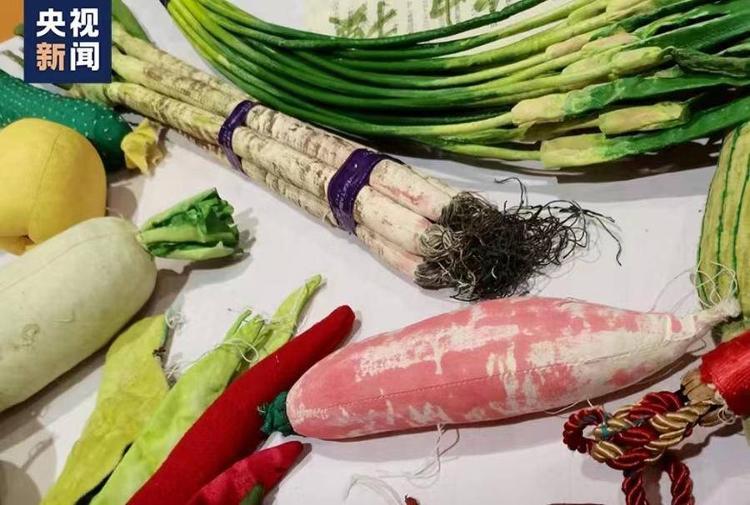 这桌“山东特产”，是用布缝的