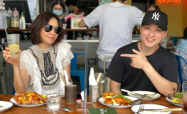 刘嘉玲拿500万古董插花,|刘嘉玲拿500万古董插花 疑似为在家中所拍摄