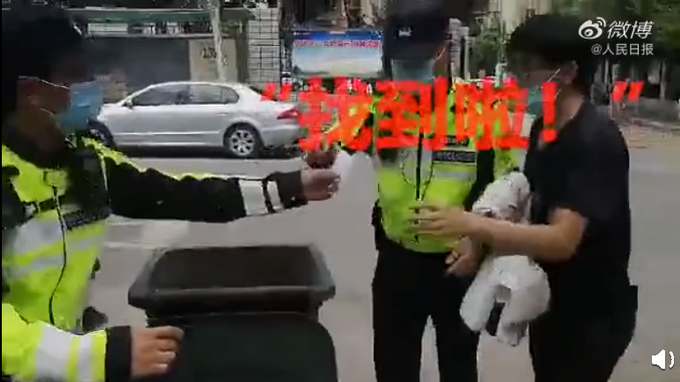 父爱深沉！开考5分钟父亲取回准考证后大哭 网友：还好有警察蜀黍