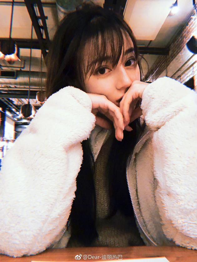 迪丽热巴对镜捧脸 自侃：托个腮都是爱你们的形状