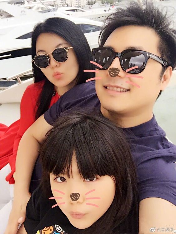 李湘|李湘又叒叕秀恩爱 晒婚礼旧照力证夫妻感情如初