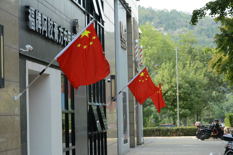 悬挂国旗 喜迎国庆 最美“中国红”扮靓龙洞街道