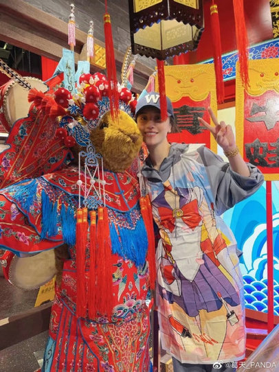 葛天晒旅游照，呆萌可爱，少女心十足