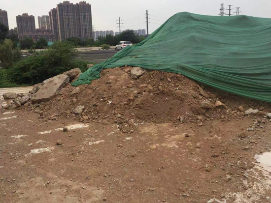 【啄木鸟在行动】奥体中路康虹路公交站西50米路北院内有渣土裸露