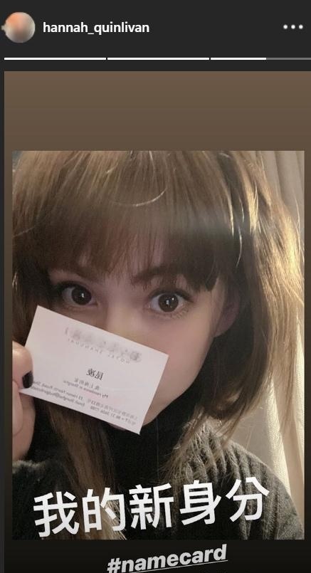 一张名片就遮半个脸！昆凌晒美照惹羡妒，大眼睛似芭比娃娃