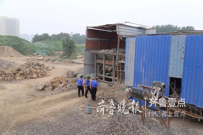 工地内藏石子加工厂，扬尘污染严重！临沂城管抓现行