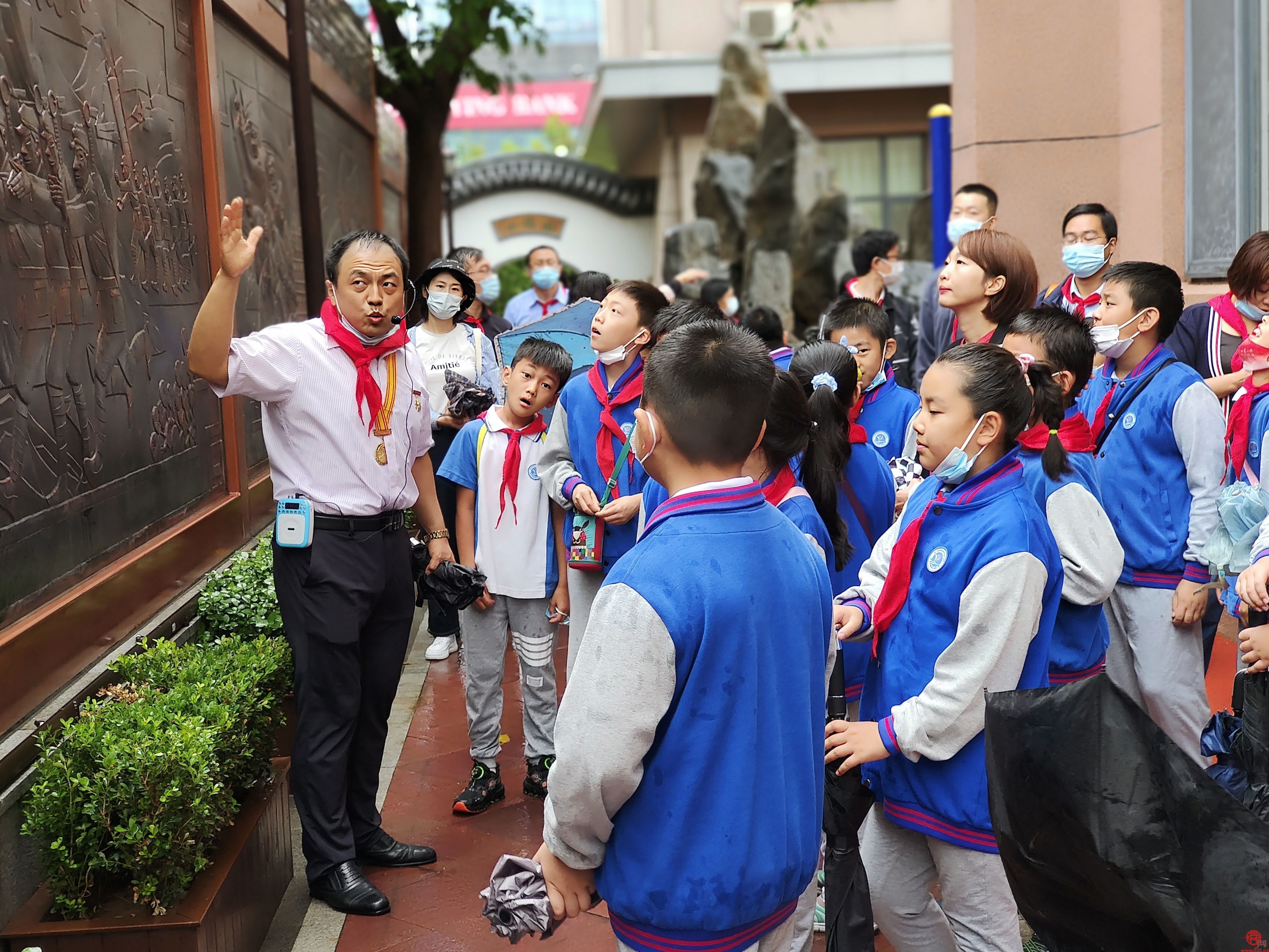 济南育秀中学小学部四（1）秦鹏中队国庆期间开展爱国主义教育实践活动