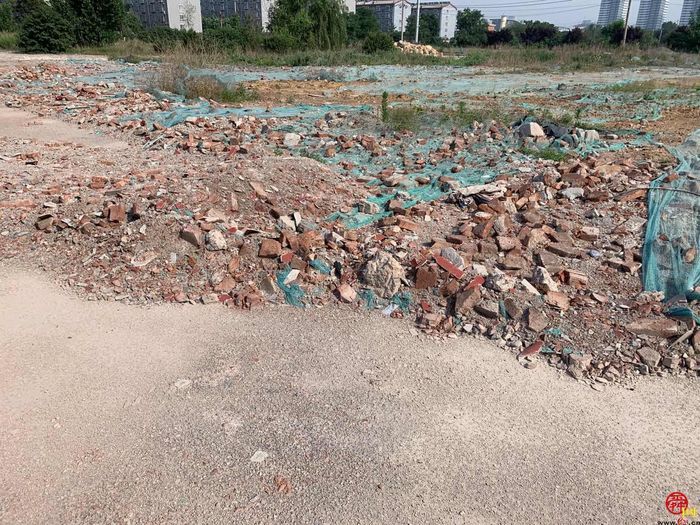 【啄木鸟在行动】章丘区振明汽配附近建筑垃圾未完全覆盖