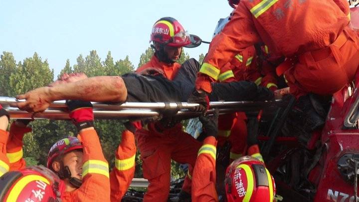 济宁俩货车高速上追尾，满地黄桃和沙子，一司机被困