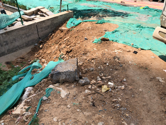 【啄木鸟在行动】兴港路与凤山路交汇处东700米路南存在扬尘隐患