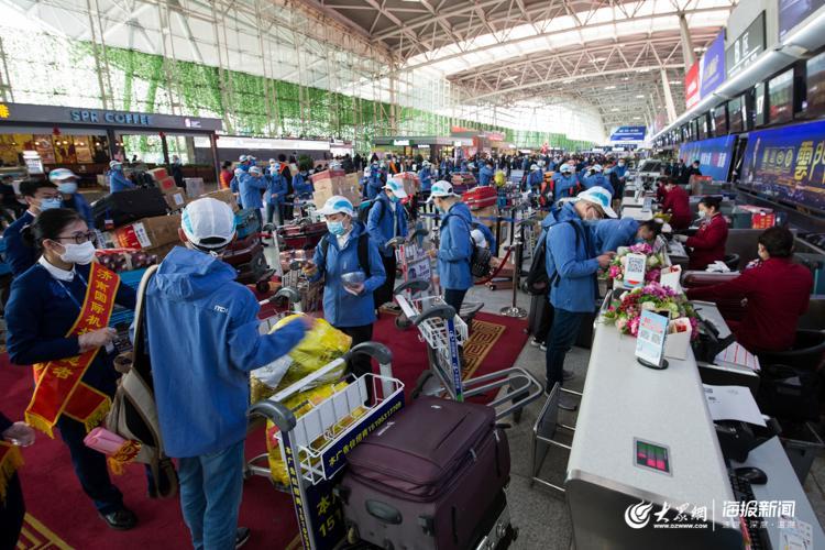 山东第十二批援助湖北医疗队在机场歌唱《我和我的祖国》为自己加油