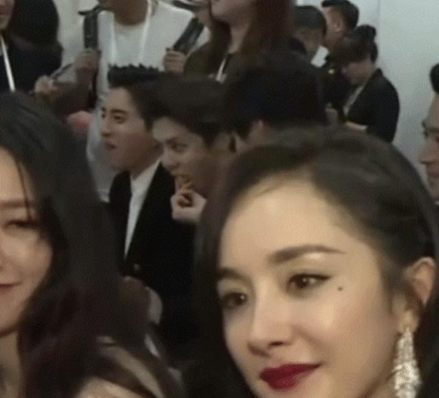 有点甜！魏大勋N次偷瞄杨幂被抓包，粉丝竟高票支持两人在一起