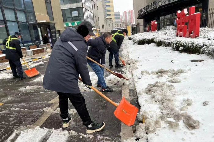 环卫工与雪赛跑、城管帮忙推车，济南大雪天的温暖就在身边