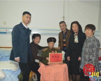 抗美援朝老军人在九九重阳节授牌同贺