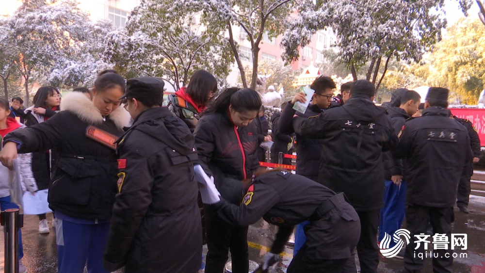 山东2020年夏季高考外语听力考试开考 有考生因道路湿滑迟到