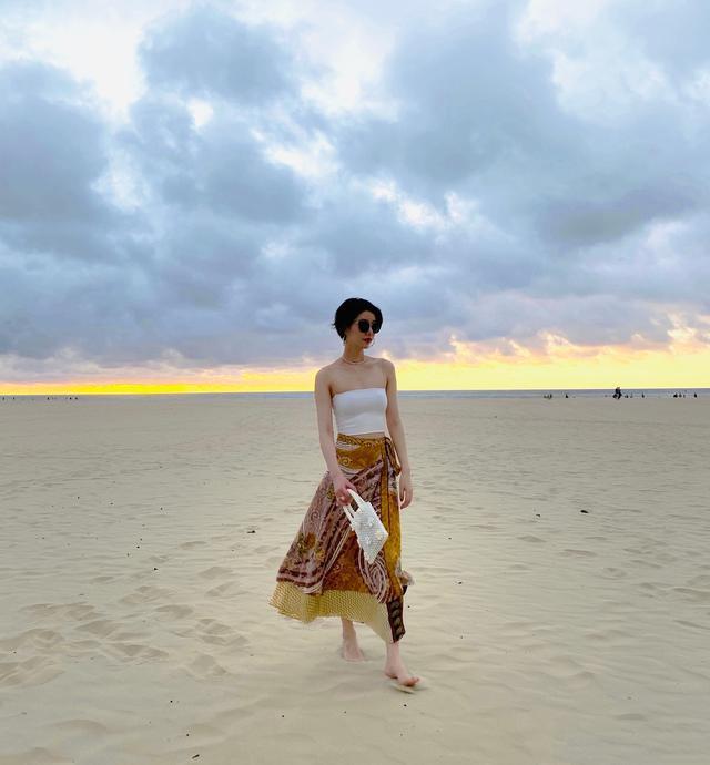 李亚鹏女友酒吧门口唱歌，两人许久未同框